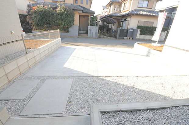 セカンドカーや来客時にも便利なカースペース2台分ございます。