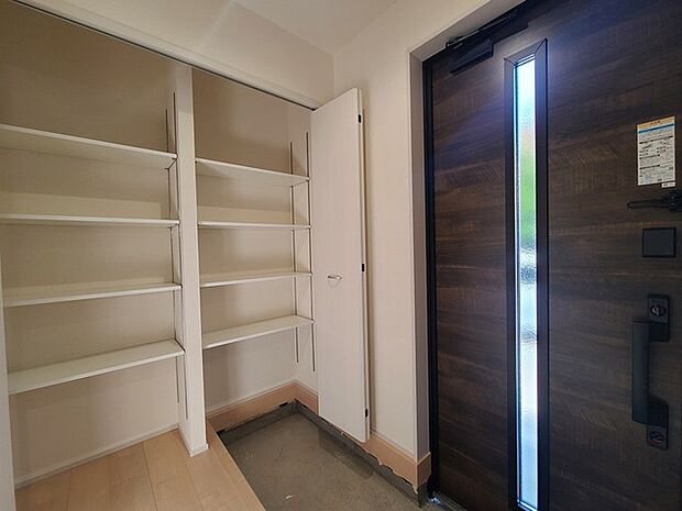 明るく開放的な玄関、靴の脱ぎ履きもしやすく、収納も豊富でご家族皆様の靴をスッキリ収納できます。 