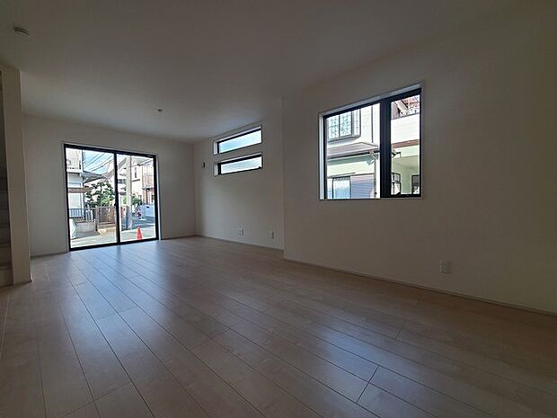 家族団欒のリビング。陽光差し込む食卓には家族の会話とスマイルが溢れます。いつまでもここで食卓を囲みたくなる、そう感じさせてくれるスペース。 