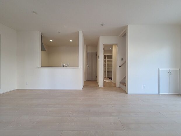 家族団欒のリビング。陽光差し込む食卓には家族の会話とスマイルが溢れます。いつまでもここで食卓を囲みたくなる、そう感じさせてくれるスペース。 