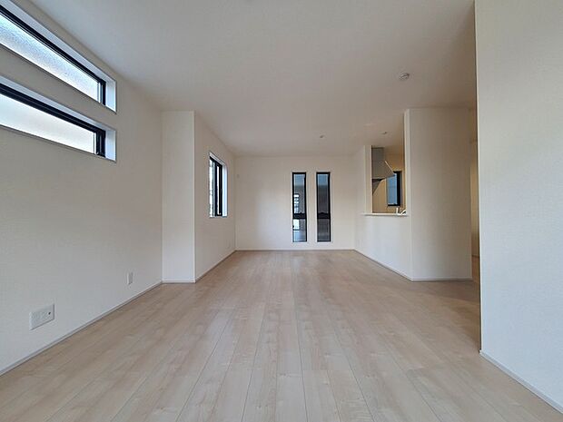 家族団欒のリビング。陽光差し込む食卓には家族の会話とスマイルが溢れます。いつまでもここで食卓を囲みたくなる、そう感じさせてくれるスペース。 