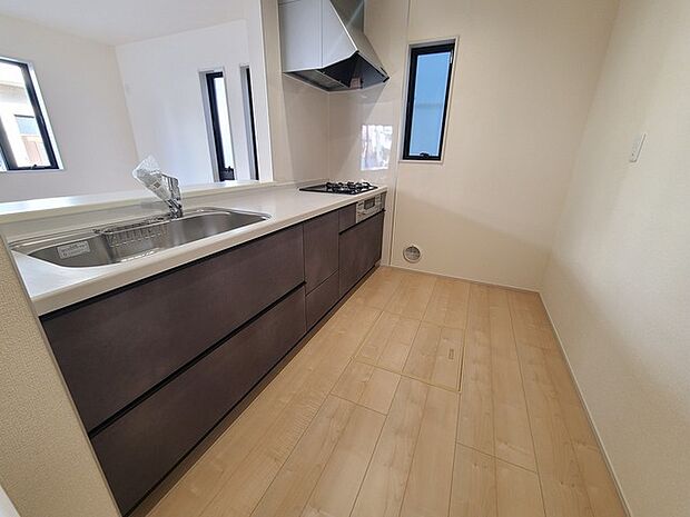 リビングにいる家族の顔が見渡せるカウンターキッチン。お料理もより一層おいしく、楽しく。食器棚を背面に設置しても十分な広さを確保しています。 