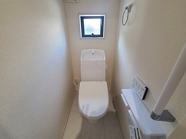 ウォシュレット機能付きのトイレ。換気のしやすい窓付きで、収納もあり実用性も兼ね備えた造り。 