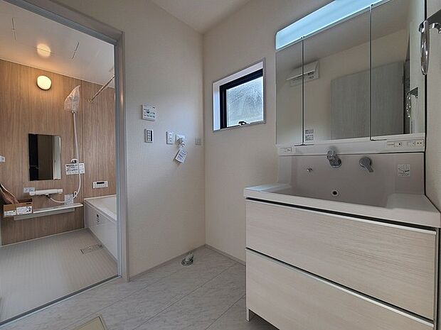 使い勝手の良い洗面台、窓があることで換気もしやすく清潔感のある空間を保てます。 