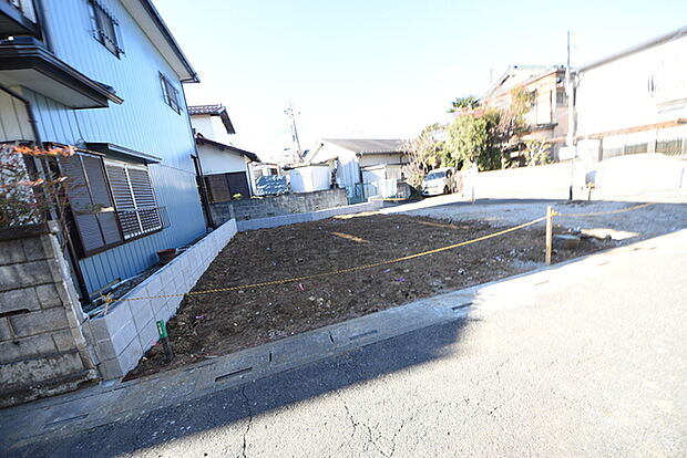 戸建てが立ち並ぶ静かな住宅街。四季折々の移り変わりを感じながら自然と楽しみ、暮らす、そんな毎日を日々の中で感じられる住環境