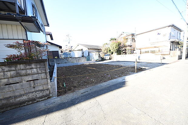 戸建てが立ち並ぶ静かな住宅街。四季折々の移り変わりを感じながら自然と楽しみ、暮らす、そんな毎日を日々の中で感じられる住環境