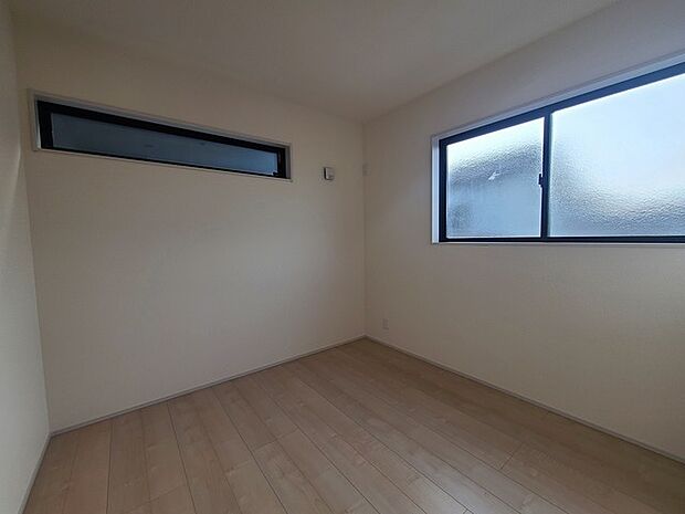 どんな家具にでも相性が良い清潔感ある白色調のクロスを採用。主張しすぎない配色、耐久性にも優れた床材は日々のメンテナンスも楽に、快適に過ごして頂けるよう考えられています。 