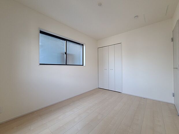 どんな家具にでも相性が良い清潔感ある白色調のクロスを採用。主張しすぎない配色、耐久性にも優れた床材は日々のメンテナンスも楽に、快適に過ごして頂けるよう考えられています。 