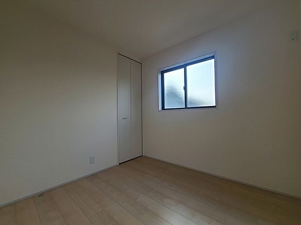 どんな家具にでも相性が良い清潔感ある白色調のクロスを採用。主張しすぎない配色、耐久性にも優れた床材は日々のメンテナンスも楽に、快適に過ごして頂けるよう考えられています。 