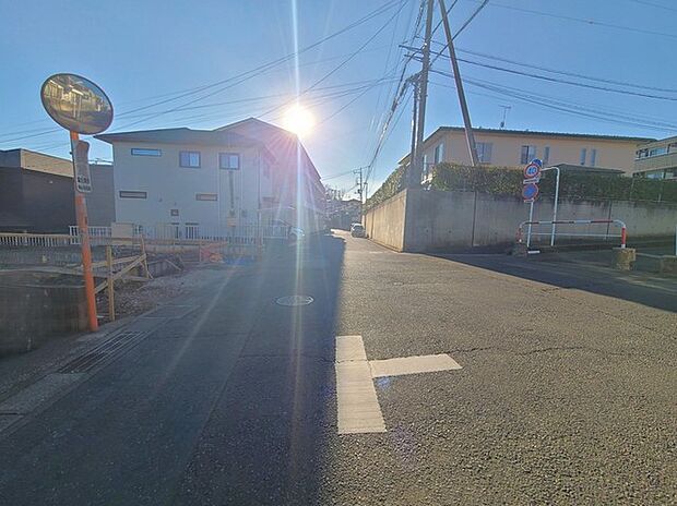 戸建てが立ち並ぶ静かな住宅街。四季折々の移り変わりを感じながら自然と楽しみ、暮らす、そんな毎日を日々の中で感じられる住環境 