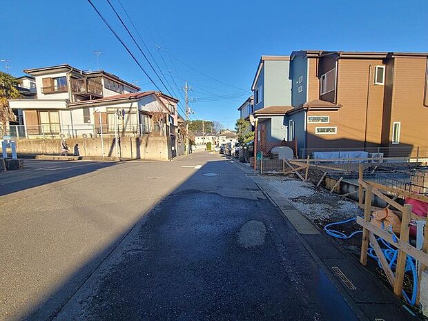 戸建てが立ち並ぶ静かな住宅街。四季折々の移り変わりを感じながら自然と楽しみ、暮らす、そんな毎日を日々の中で感じられる住環境 