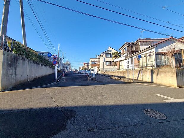 戸建てが立ち並ぶ静かな住宅街。四季折々の移り変わりを感じながら自然と楽しみ、暮らす、そんな毎日を日々の中で感じられる住環境