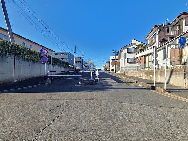 戸建てが立ち並ぶ静かな住宅街。四季折々の移り変わりを感じながら自然と楽しみ、暮らす、そんな毎日を日々の中で感じられる住環境 