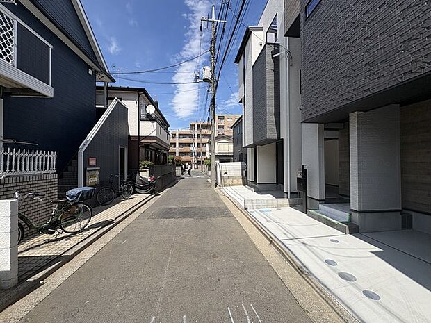 戸建てが立ち並ぶ静かな住宅街。四季折々の移り変わりを感じながら自然と楽しみ、暮らす、そんな毎日を日々の中で感じられる住環境 