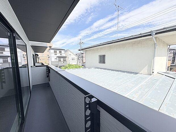 広めのバルコニーは風通しも良くお洗濯物もしっかりと干すことができます！ 