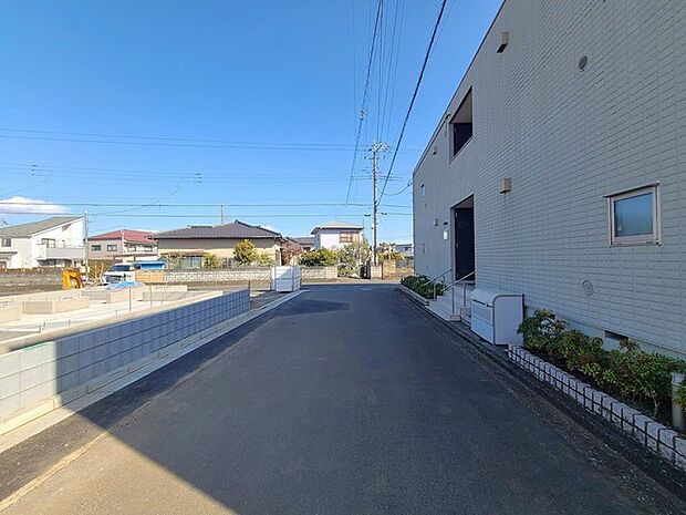 戸建てが立ち並ぶ静かな住宅街。四季折々の移り変わりを感じながら自然と楽しみ、暮らす、そんな毎日を日々の中で感じられる住環境