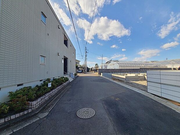 戸建てが立ち並ぶ静かな住宅街。四季折々の移り変わりを感じながら自然と楽しみ、暮らす、そんな毎日を日々の中で感じられる住環境