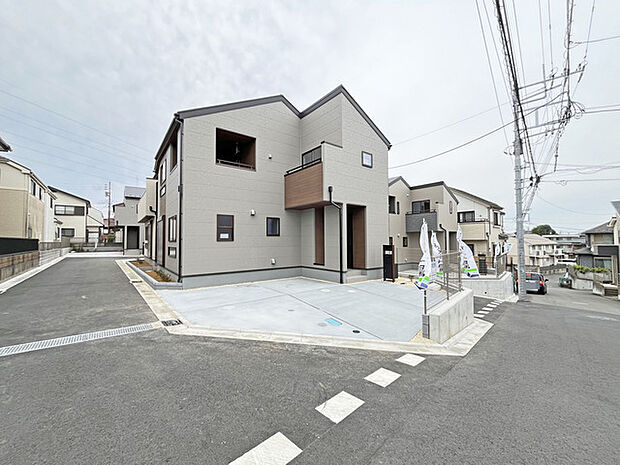 落ち着いた色合いの外観が、周りの街並みに溶け込み、静かで穏やかな暮らしを予感させます。デザイン性の高い窓やバルコニーは、空間に奥行きとリズムを生み出し、洗練された印象を与えています。