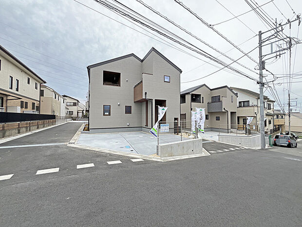 落ち着いた色調で統一された外観は、周囲の街並みに自然と溶け込み、洗練された印象を与えます。シンプルでありながらも、随所にこだわりを感じさせるデザインは、穏やかで心地よい暮らしを予感させます 