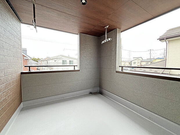 プライバシーを確保しやすい広々としたインナーバルコニー。雨天時でも洗濯物が濡れることなく安心です。 