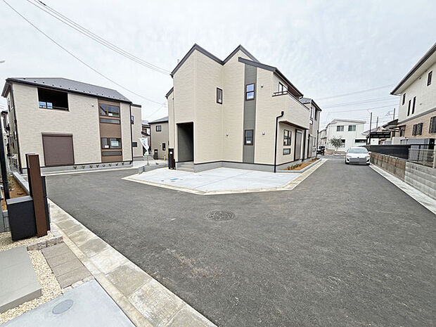 穏やかな街並みに溶け込む、洗練されたデザインの住まい。落ち着いた色合いのファサードが、心地よい暮らしの始まりを予感させます 