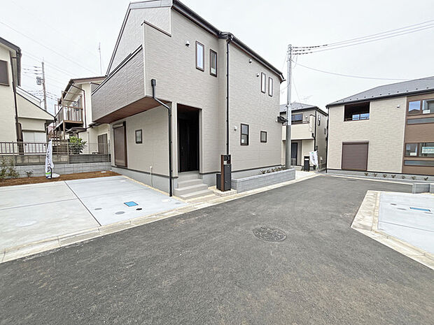 　落ち着いた色合いの外観が、周囲の街並みに調和。シンプルでありながら洗練された佇まいが、日々の暮らしに心地よい静けさをもたらします 