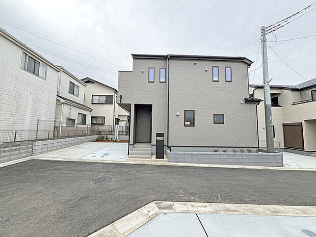 落ち着いたベージュの外壁が、周囲の景色に調和した穏やかな佇まい。モダンなデザインの中に、ゆとりのある暮らしを予感させます 