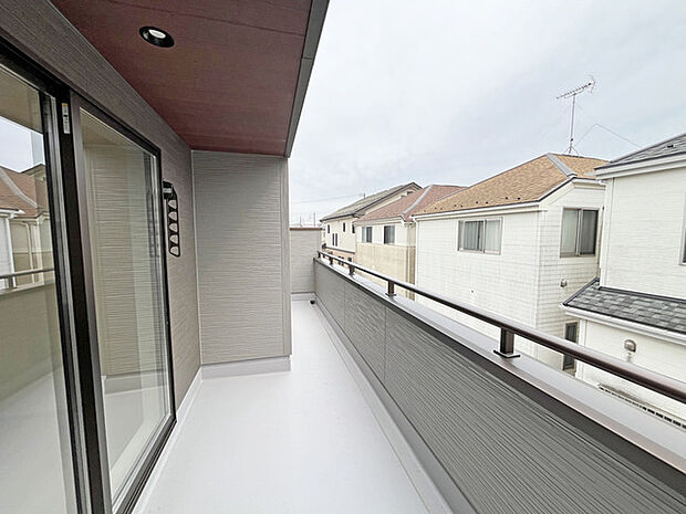 開けた視界に広がる街並みを眺めながら、心地よい風を感じられる開放的な空間。日々の暮らしにゆとりと安らぎをもたらす、穏やかなひとときをお過ごしください 