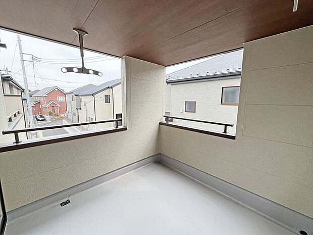 プライバシーを確保しやすい広々としたインナーバルコニー。雨天時でも洗濯物が濡れることなく安心です。