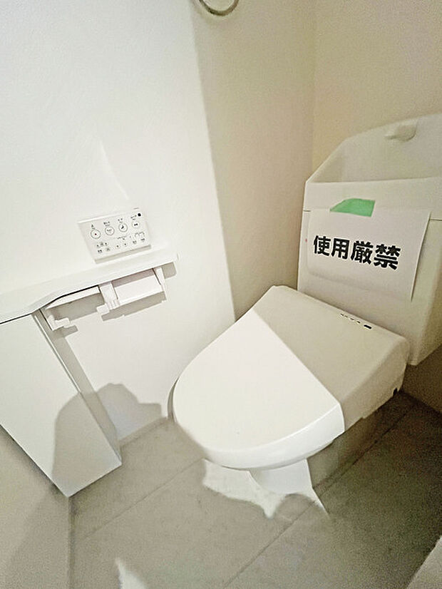 ウォシュレット機能付きのトイレ。換気のしやすい窓付きで、収納もあり実用性も兼ね備えた造り。 