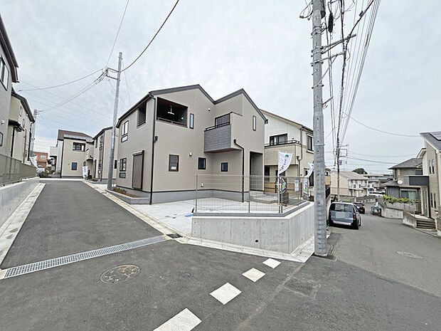 街並みに調和する落ち着いた佇まい、ゆとりある敷地が日々の暮らしに安らぎをもたらす住まいです
