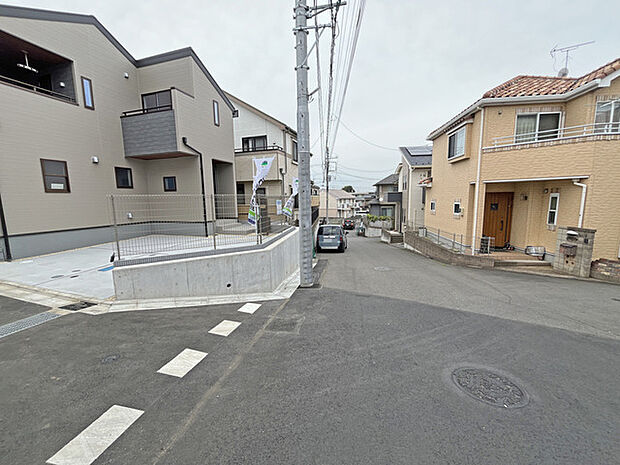 閑静な住宅街に佇む、落ち着いた佇まいの住まい。統一感のある街並みが、穏やかな暮らしを予感させます 