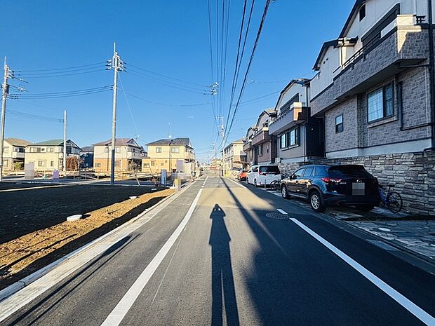 青空の下、穏やかな街並みが広がります 