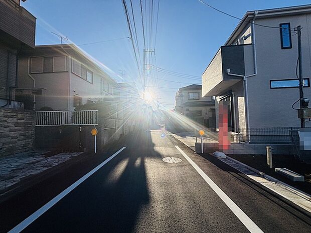 眩しい日差しが注ぐ、清々しい街並み 