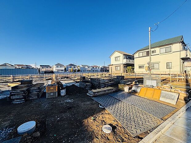 整然と並ぶ資材、未来への確かな一歩 