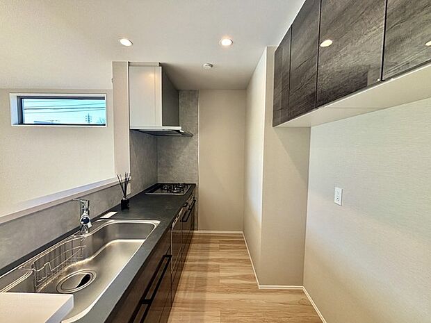 キッチン後ろ上部には吊戸棚収納もあります。