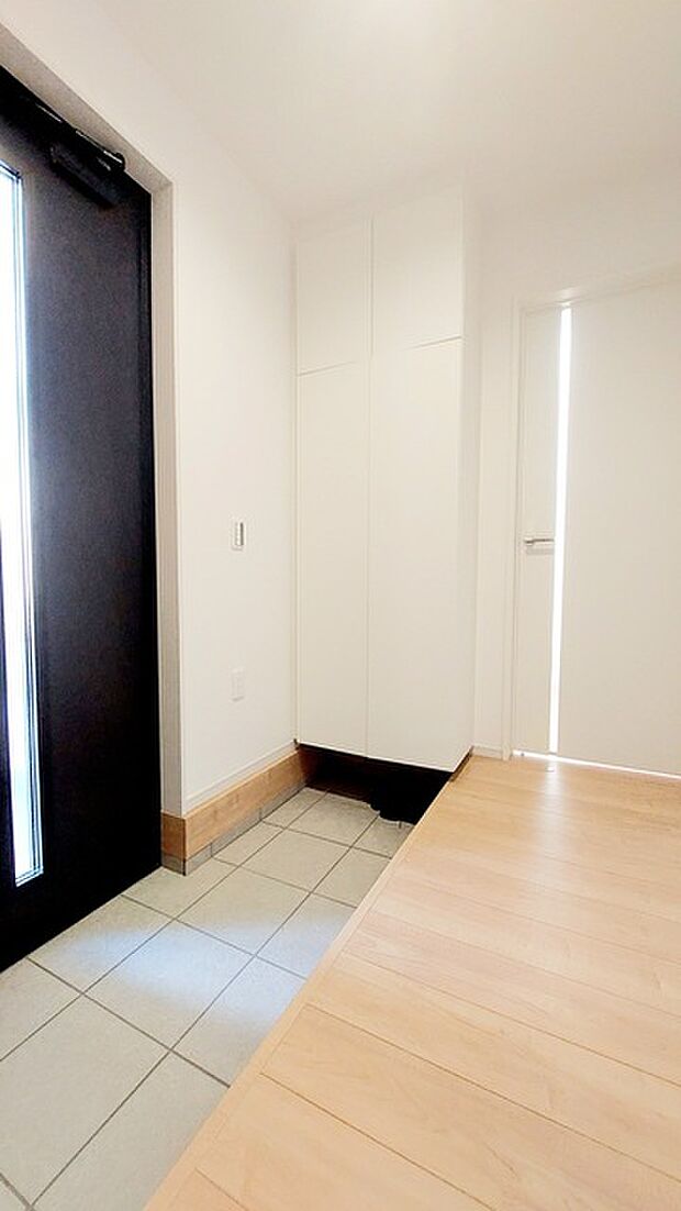 玄関はおうちの顔とも呼ばれる重要な場所！明るくスッキリと見える空間で住まう人を見送り、出迎えてくれます。 