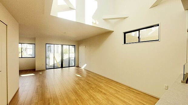 家族や友人、両親、親戚とこれから沢山の時間を紡ぐのだろう。そこを彩るのは窓から見える青い空、心地よい緑。そんなイメージが膨らむリビングスペース。