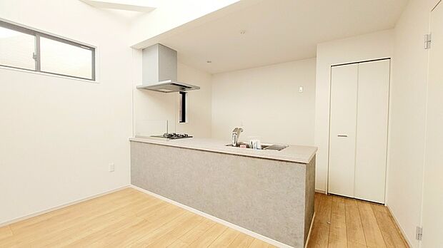 家族が一番集まる場所だから広々としつつも素敵な空間であって欲しい。皆がくつろぐリビングからキッチンまでが一つに繋がる空間。