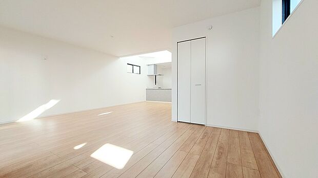 明るく、開放感もあり、冬は暖気が上昇しやすい吹き抜けリビング。 