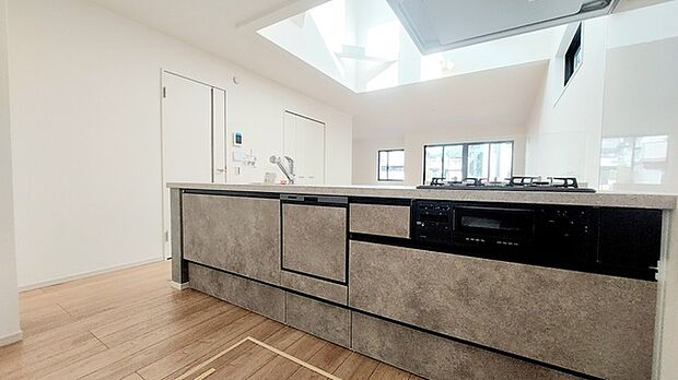 時短に活躍する食器洗浄機や一杯の水も楽しめる浄水器があるシステムキッチン。 