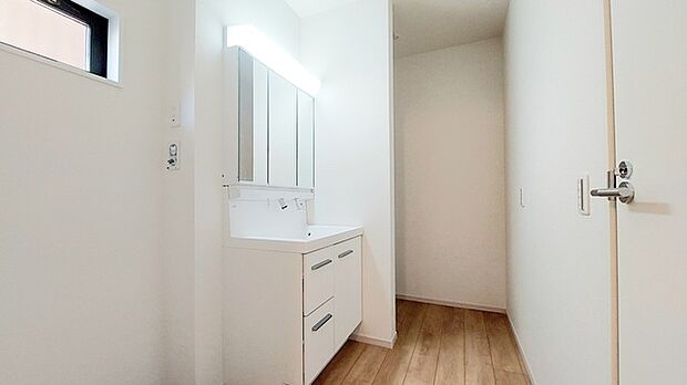 使い勝手の良い洗面台、窓があることで換気もしやすく清潔感のある空間を保てます。 