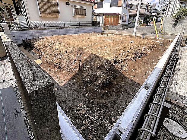 前面道路はT字路の突当り、車の交通量が少なく駐車がしやすい立地です。