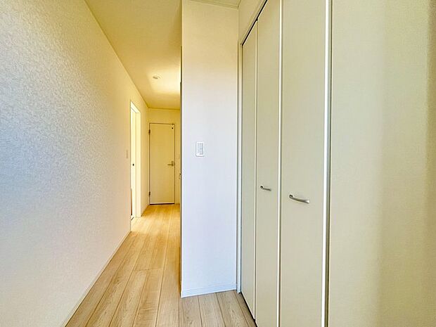 明るく開放的な玄関、靴の脱ぎ履きもしやすく、収納も豊富でご家族皆様の靴をスッキリ収納できます。