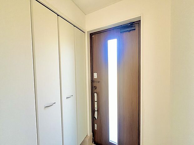 玄関はおうちの顔とも呼ばれる重要な場所!明るくスッキリと見える空間で住まう人を見送り、出迎えてくれます。