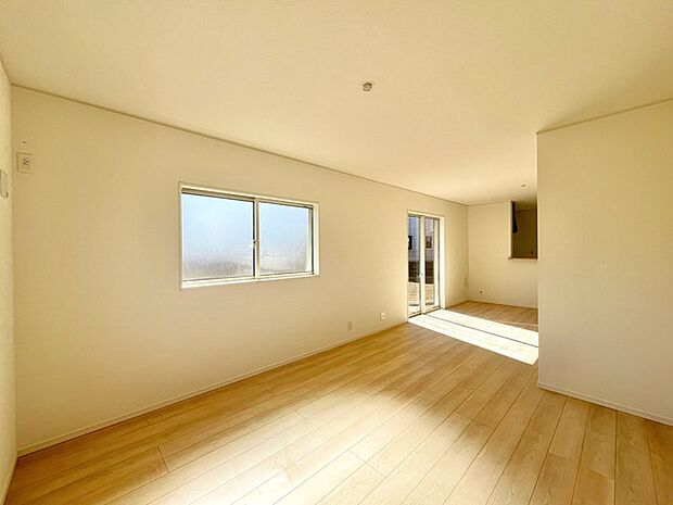 家族や友人、両親、親戚とこれから沢山の時間を紡ぐのだろう。そこを彩るのは窓から見える青い空、心地よい緑。そんなイメージが膨らむリビングスペース。