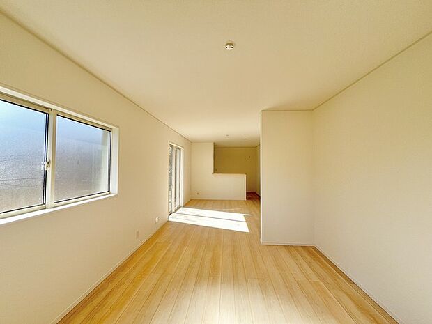 家族団欒のリビング。陽光差し込む食卓には家族の会話とスマイルが溢れます。いつまでもここで食卓を囲みたくなる、そう感じさせてくれるスペース。