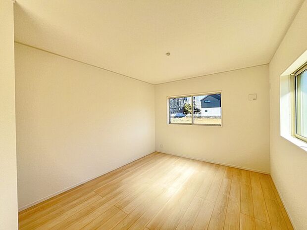 家族の集うリビングには色々な方向から光が差し込む設計に。家族のコミュニケーションが弾むスポットだから明るい雰囲気であってほしい。 