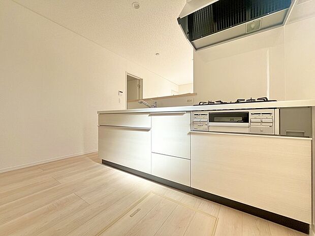 リビングにいる家族の顔が見渡せるカウンターキッチン。お料理もより一層おいしく、楽しく。食器棚を背面に設置しても十分な広さを確保しています。 