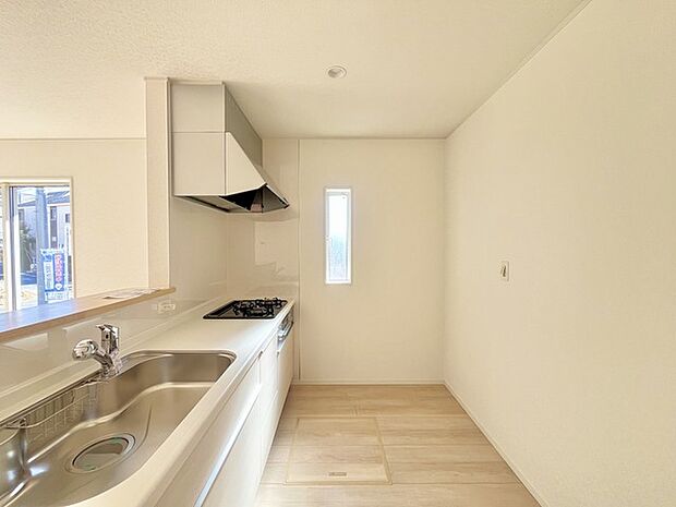 リビングにいる家族の顔が見渡せるカウンターキッチン。お料理もより一層おいしく、楽しく。食器棚を背面に設置しても十分な広さを確保しています。